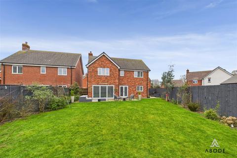 4 bedroom detached house for sale, Hayfield Drive, Tatenhill DE13