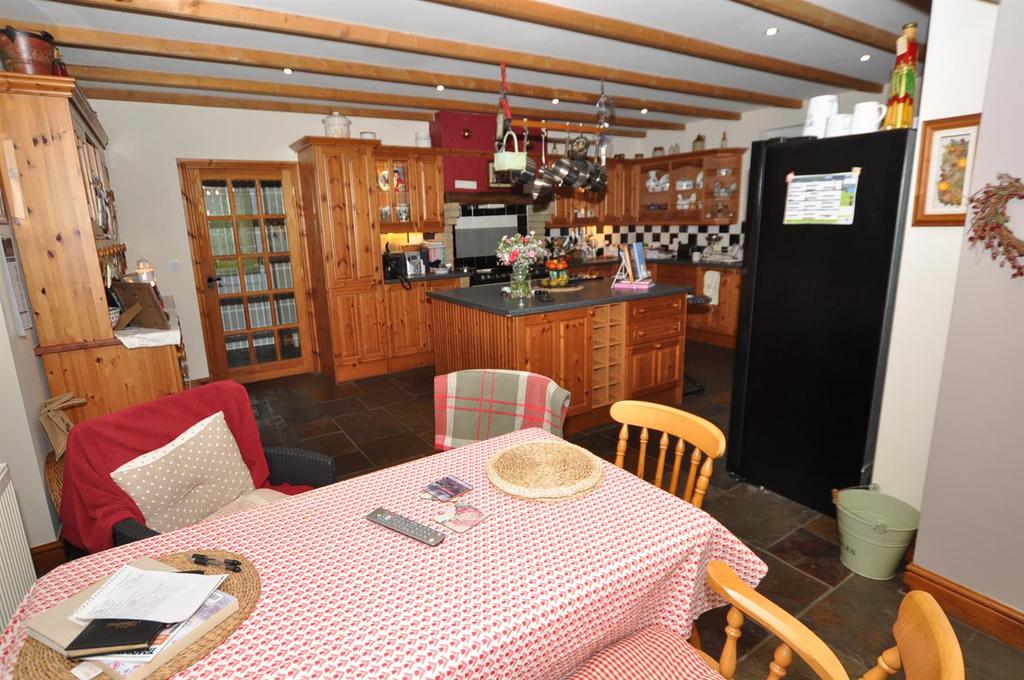 L’ shaped kitchen/dining/family room