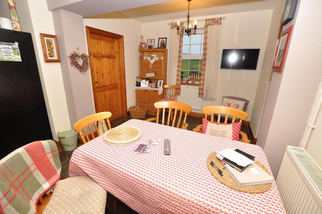 L’ shaped kitchen/dining/family room
