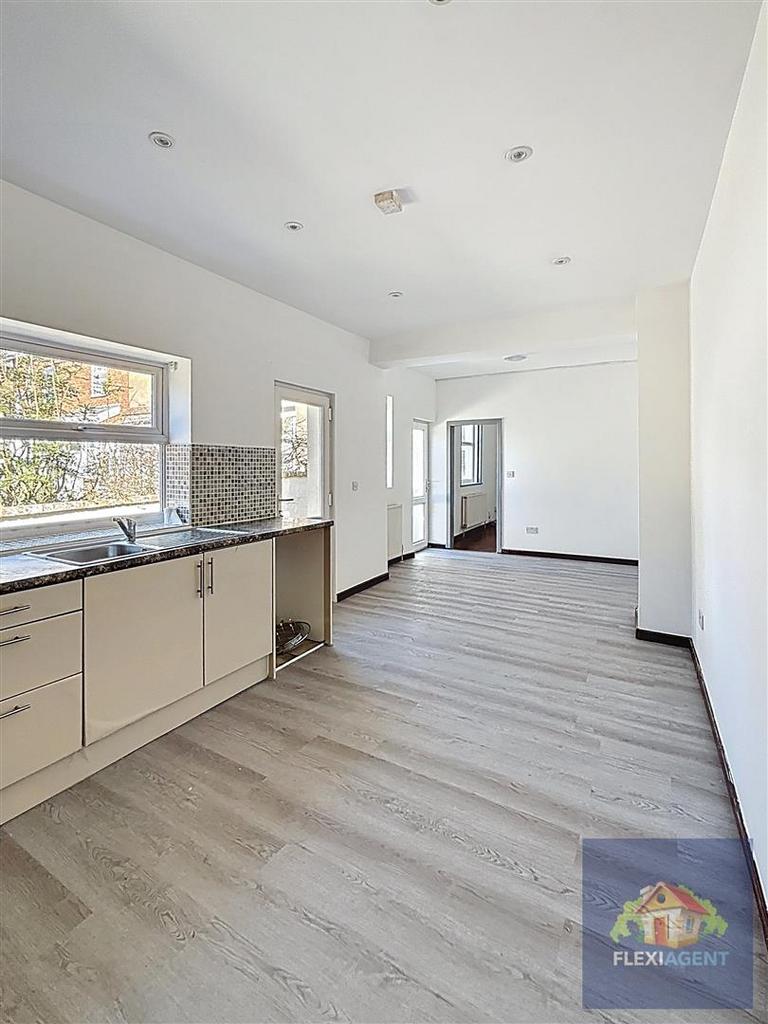 Kitchen/Dining Area