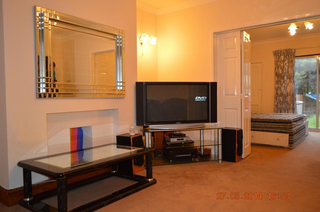 Beautiful 3 Bedroom 2 Receptions Terraced House t