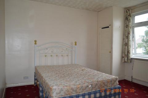 3 bedroom terraced house to rent, Cecil Avenue ,Barking, Essex, IG11