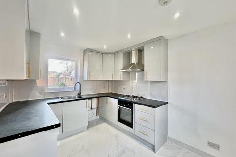 2 bedroom end of terrace house to rent, Elsworth Close, Feltham TW14