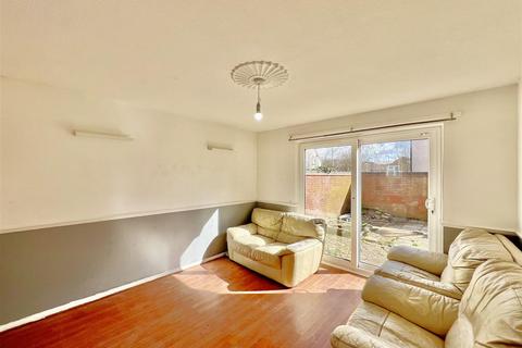 2 bedroom end of terrace house to rent, Elsworth Close, Feltham TW14