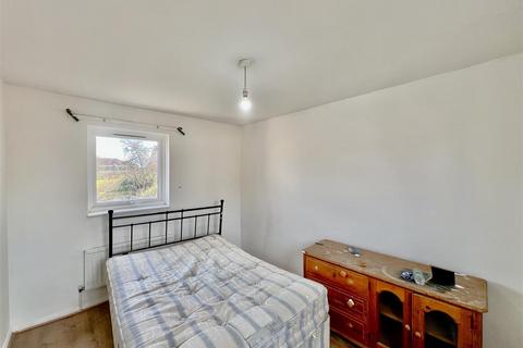 2 bedroom end of terrace house to rent, Elsworth Close, Feltham TW14