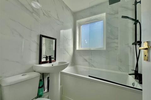 2 bedroom end of terrace house to rent, Elsworth Close, Feltham TW14
