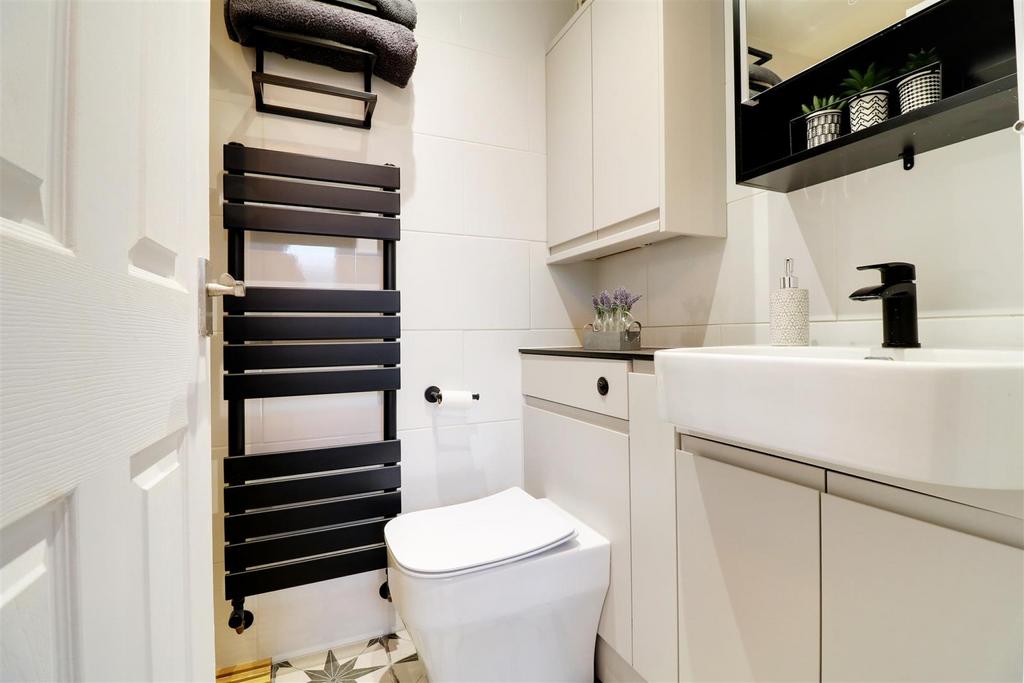 63 Berry Hill bathroom 1.jpg