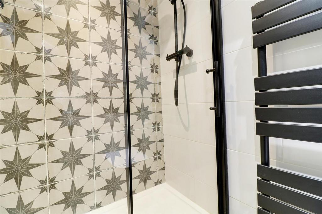 63 Berry Hill bathroom 2.jpg