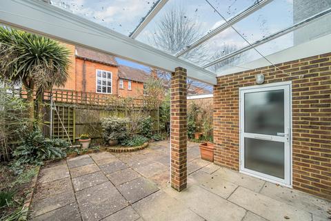 2 Avington Close, Guildford, GU1 1SL