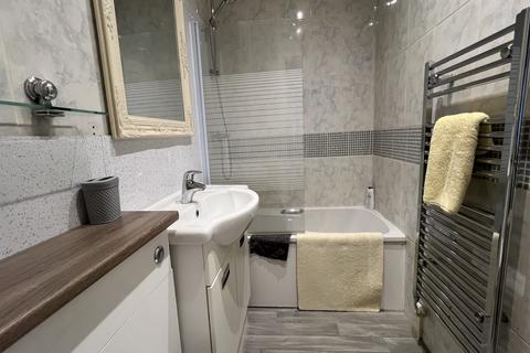 2 bedroom flat to rent, Broadstone