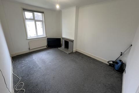 2 bedroom flat to rent, Broadstone