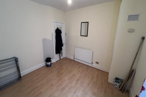 2 bedroom flat to rent, Broadstone