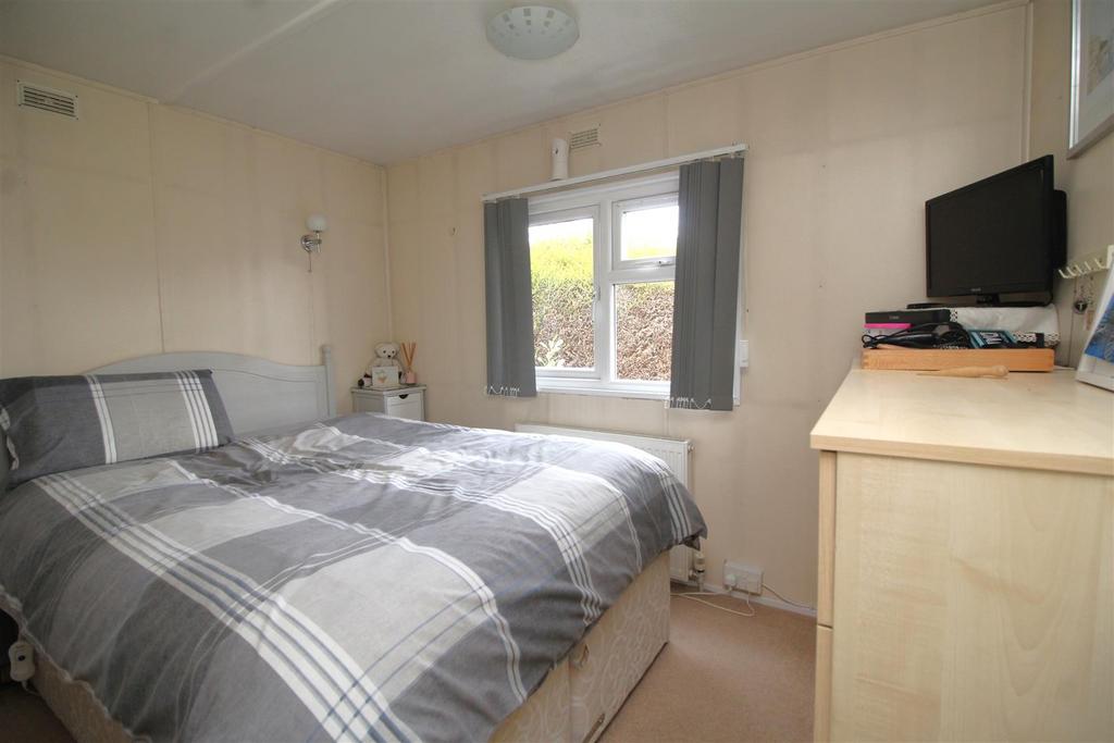 Bedroom 1 .JPG