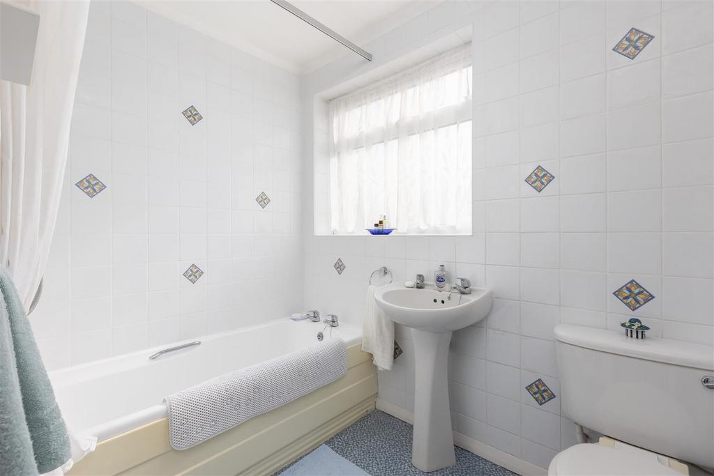 Glenmore Drive 19 Bathroom.jpg