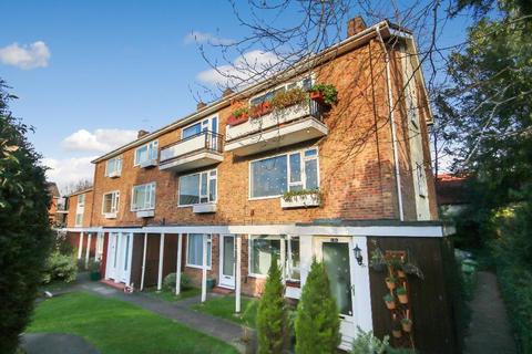 17 Linden Court, Leatherhead, KT22 7JG