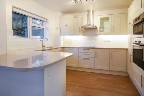 17 Linden Court, Leatherhead, KT22 7JG