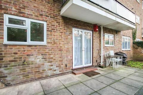 17 Linden Court, Leatherhead, KT22 7JG