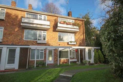 17 Linden Court, Leatherhead, KT22 7JG