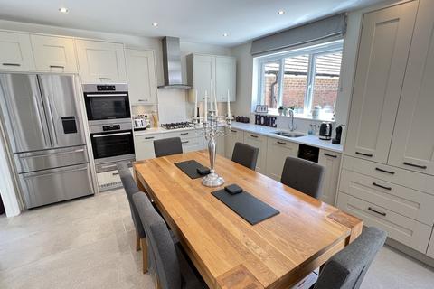 4 bedroom detached house for sale, Osprey Road, Warminster