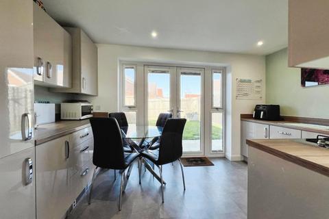 2 bedroom semi-detached house for sale, Woodpecker Way, Hythe