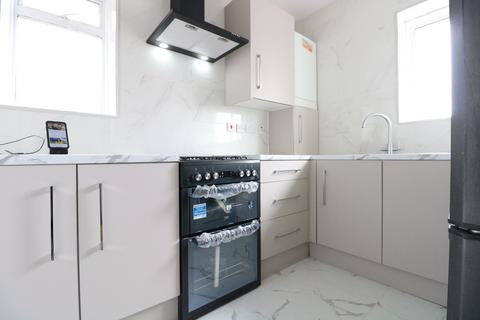 4 bedroom maisonette to rent, Western Avenue, London W3