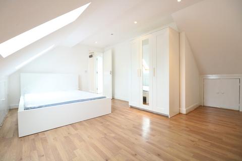 4 bedroom maisonette to rent, Western Avenue, London W3