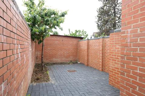 4 bedroom maisonette to rent, Western Avenue, London W3
