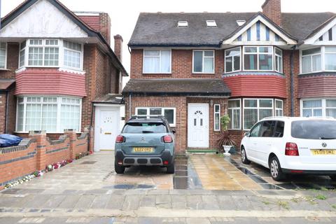 4 bedroom maisonette to rent, Western Avenue, London W3