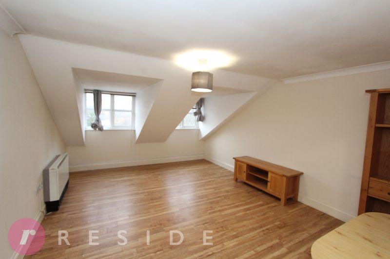 Lounge/Dining Area