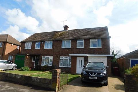 3 bedroom semi-detached house to rent, Raymond Road, Slough