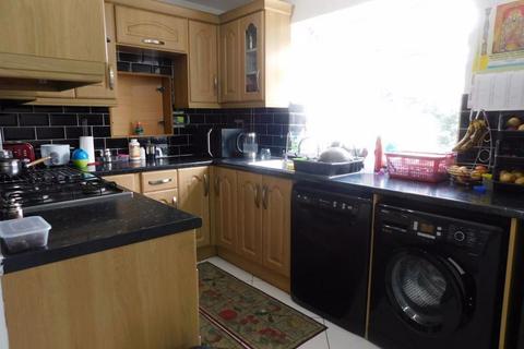 3 bedroom semi-detached house to rent, Raymond Road, Slough