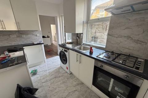 4 bedroom terraced house to rent, Inwood Road, Hounslow, TW3