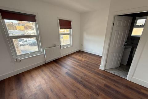 4 bedroom terraced house to rent, Inwood Road, Hounslow, TW3