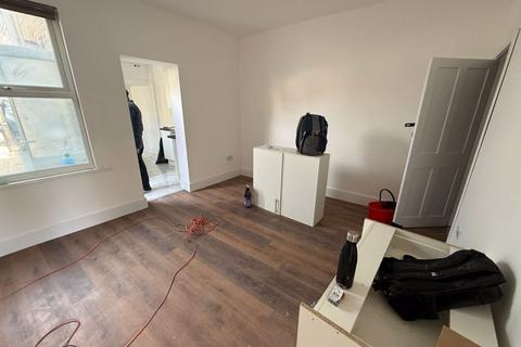 4 bedroom terraced house to rent, Inwood Road, Hounslow, TW3