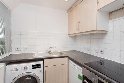 Studio to rent, Du Cane Court