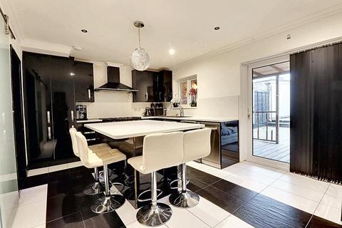6 Alfred Road, Aveley, South Ockendon, RM15 4SU