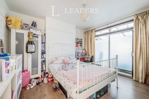 4 bedroom semi-detached house to rent, Everard Road, Bedford MK41 9LD