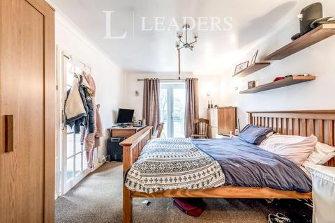 4 bedroom townhouse to rent, Goldington Road, Bedford MK40 3EB