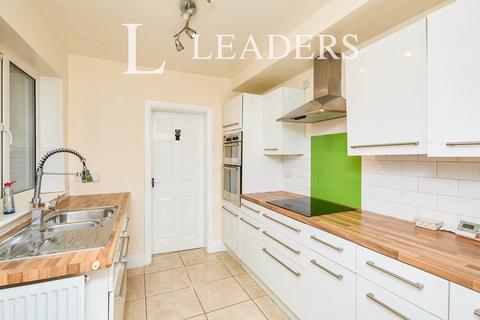 2 bedroom apartment to rent, Station Road, DE3