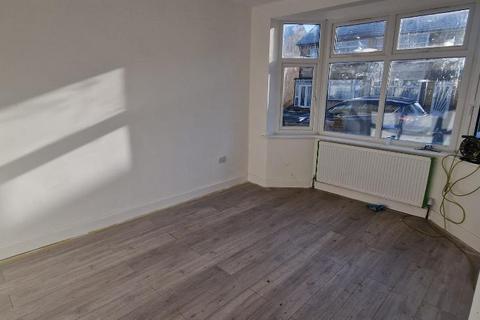 3 bedroom semi-detached house to rent, Sheringham Avenue, Romford, ., RM7 9DR