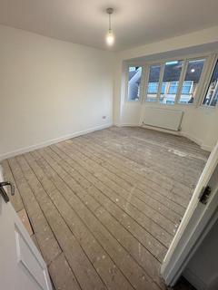 3 bedroom semi-detached house to rent, Sheringham Avenue, Romford, ., RM7 9DR