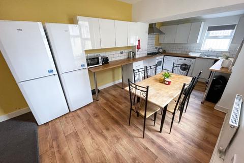 5 bedroom terraced house to rent, Romer Road, Liverpool