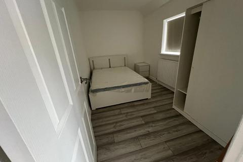 1 bedroom in a house share to rent, Cherry Crescent, Brentford