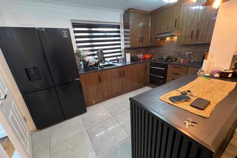 1 bedroom in a house share to rent, Cherry Crescent, Brentford
