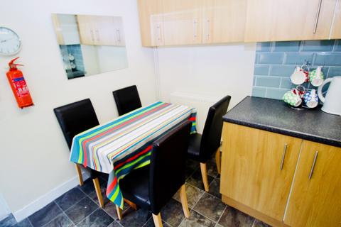 4 bedroom terraced house to rent, 25, Queen Street, Pontypridd