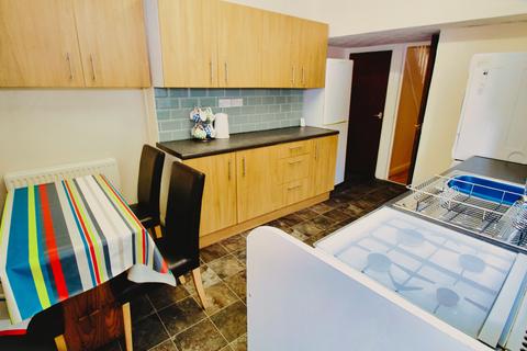 4 bedroom terraced house to rent, 25, Queen Street, Pontypridd