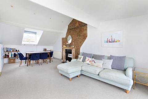 2 bedroom flat to rent, Gauden Road, London SW4