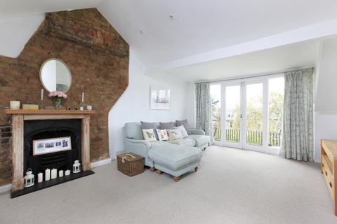 2 bedroom flat to rent, Gauden Road, London SW4