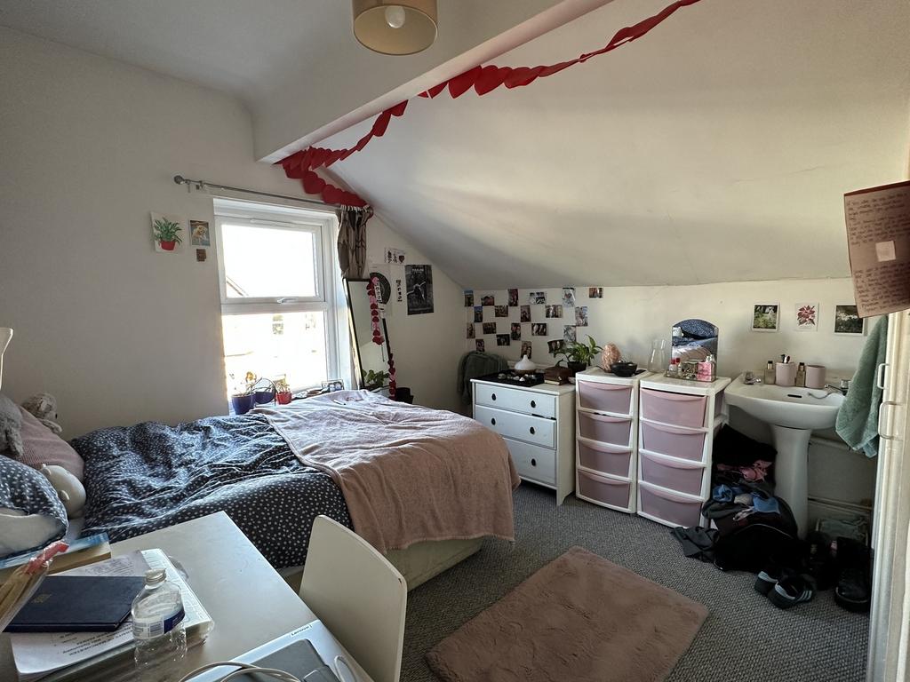 A spacious and bright large double bedroom perf...