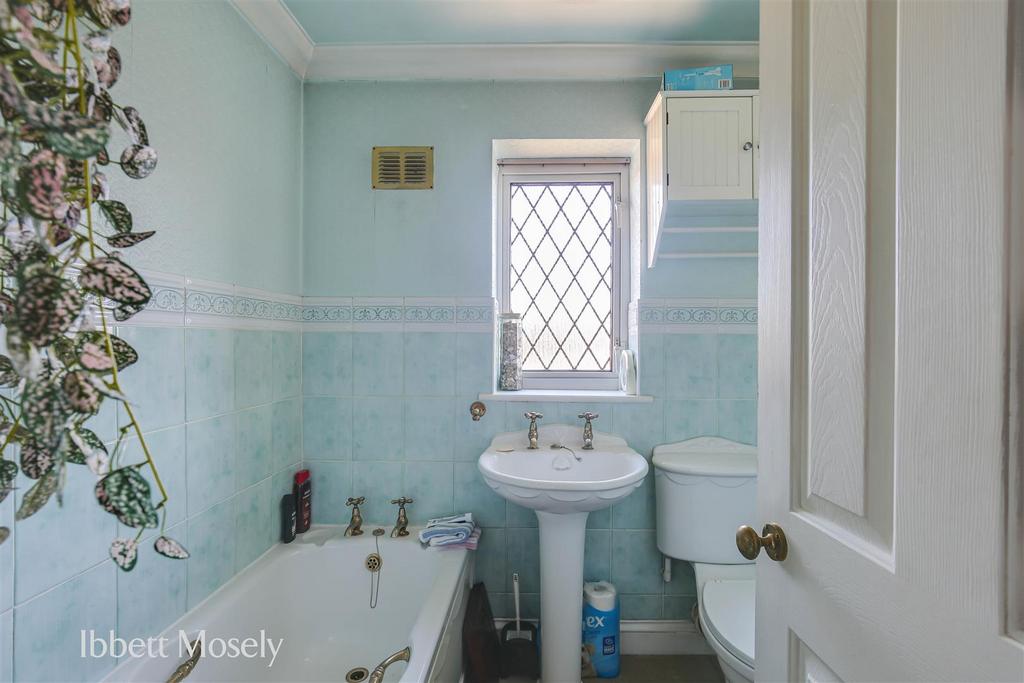 12 Bathroom.jpg